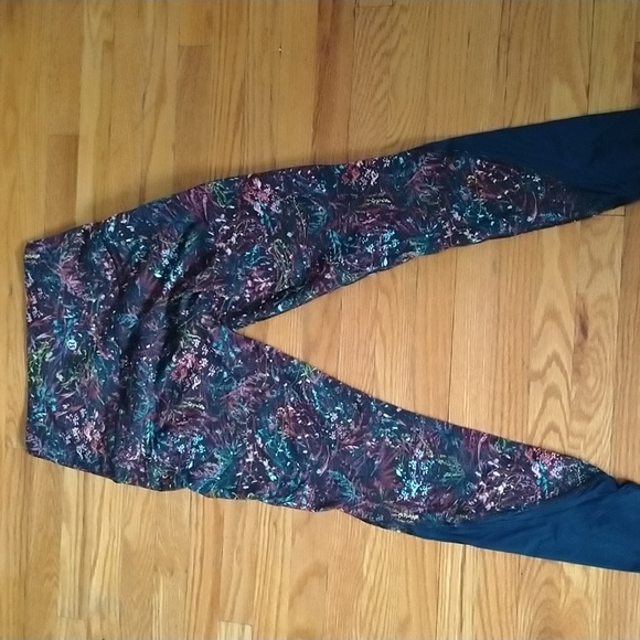 NWOT Lululemon Wunder Under Cropped 23" - Picture 3 of 4